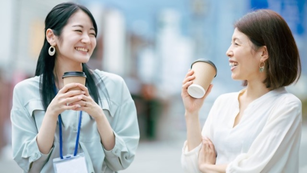 休憩時間に新人アルバイトへ声をかける様子