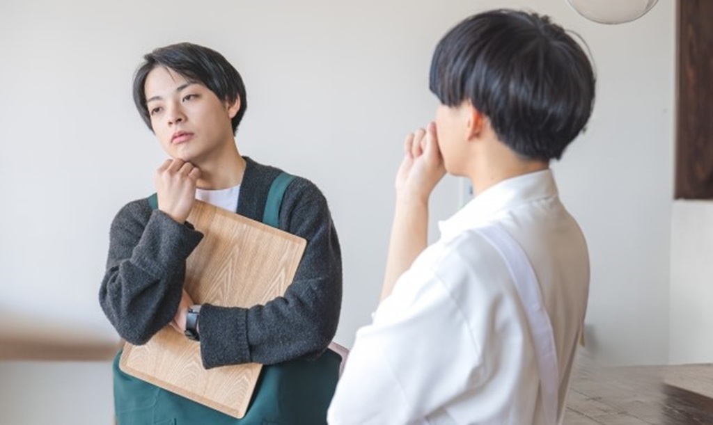 男性従業員2名のあいだに気まずい空気が流れる様子