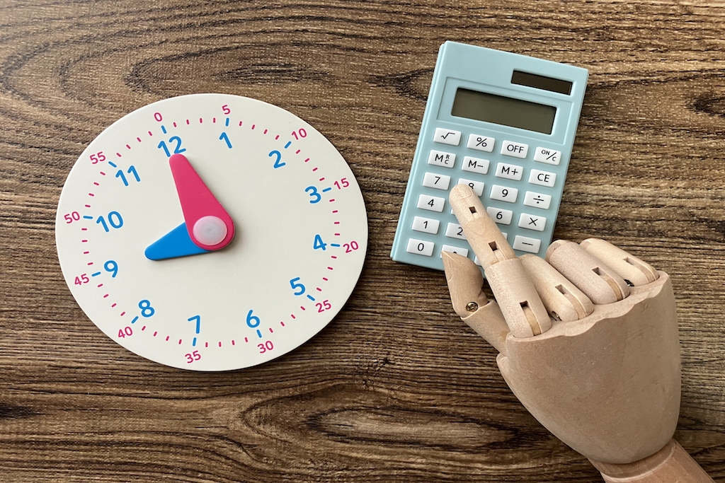 時計と電卓で時給を表現