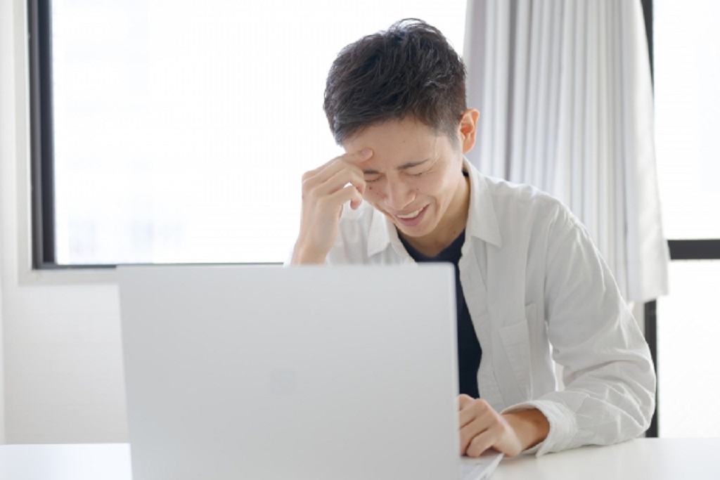 仕事が嫌になっている男性
