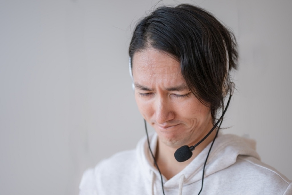 職場に対してストレスを感じている男性