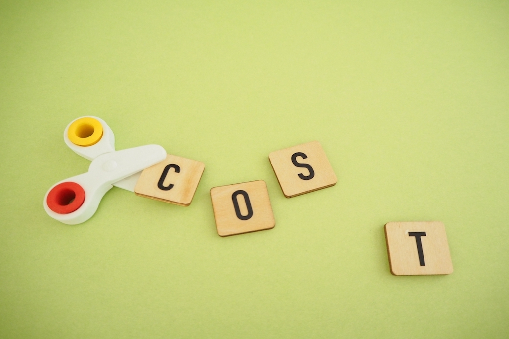 COSTの文字とハサミで減給を表現