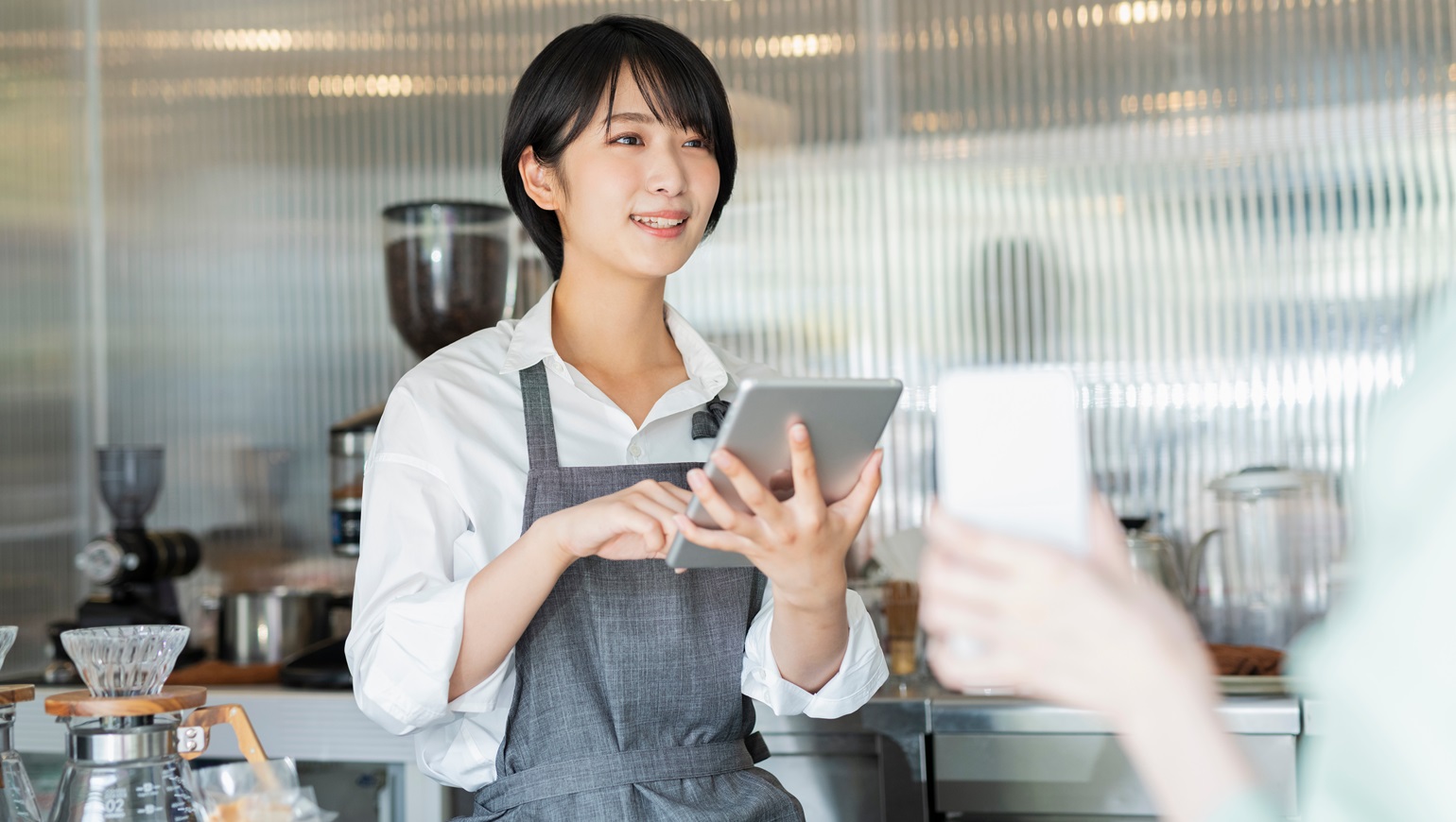 人事の知識として、雇用保険、社会保険については確実におさえておきたいところです。とはいえ、意外と盲点なのが短時間労働者のケース。本記事では、そもそも短時間労働者とは何か。その定義から雇用保険と社会保険の加入要件までくわしく解説します。
