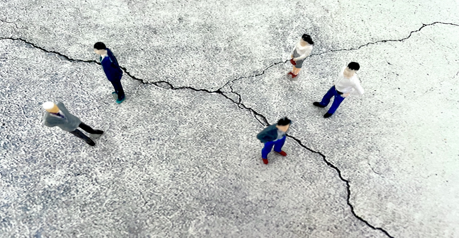 離職率が高い職場の根底には、どのような問題が潜んでいるのでしょうか。多くの場合、そこには共通点が見られます。本記事ではずばり、人が辞める職場の特徴について解説。それによって起き得る弊害やそもそもの原因、加えて、対策にも言及します。