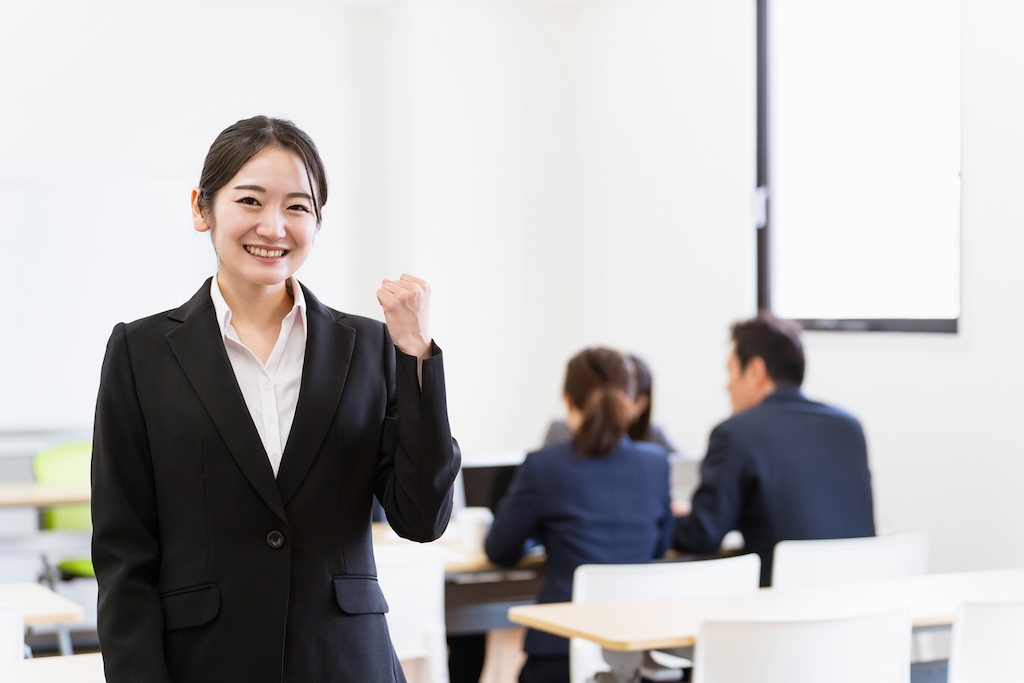 笑顔の新入社員