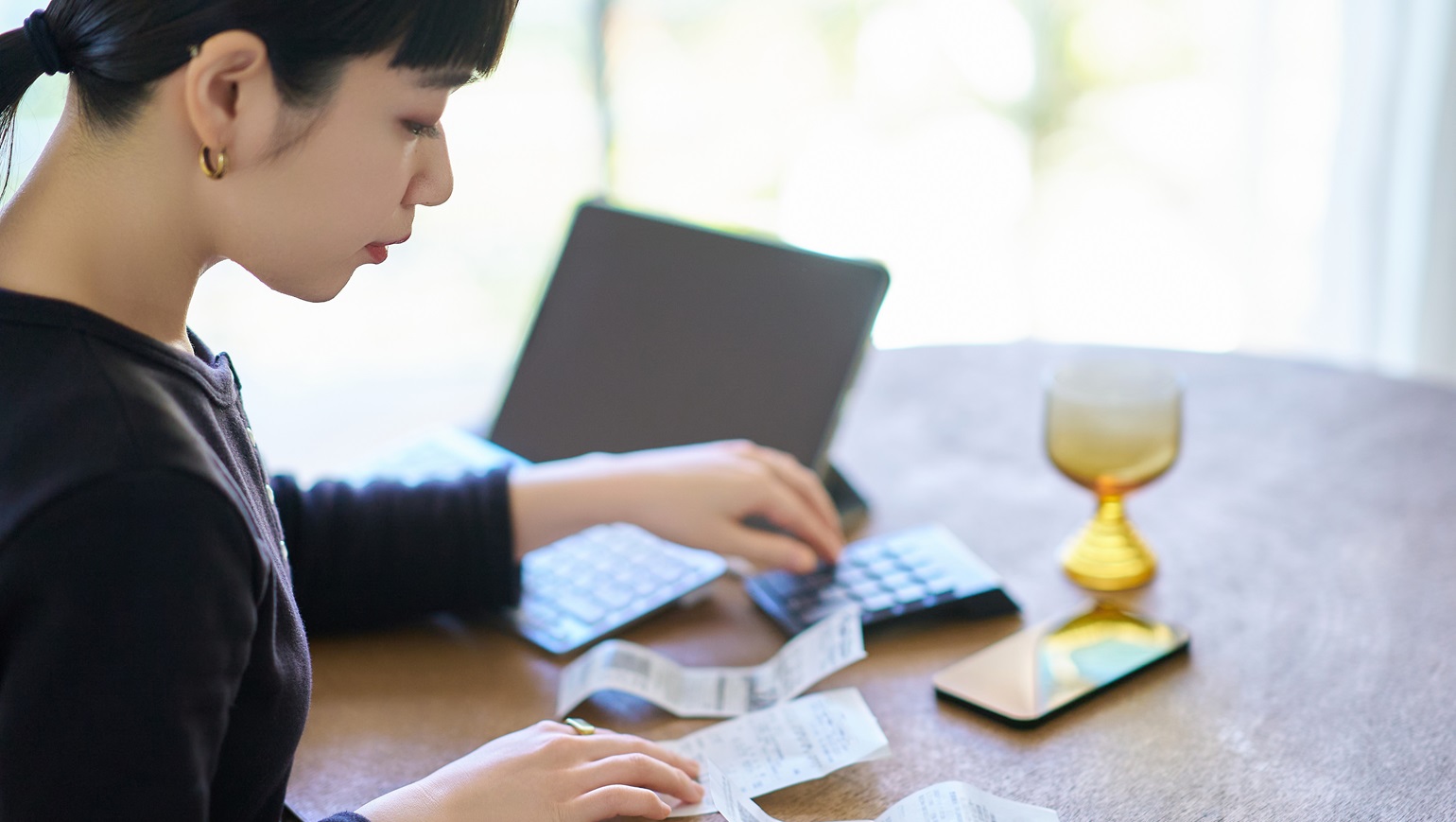 会社が従業員に備品や在庫を自腹で購入させる行為は果たして法的に問題ないのでしょうか。本記事では、関連する条文の引用も交えてその違法性を解説します。人事労務の基本です。適切な判断を下せるよう、ぜひご参照ください。