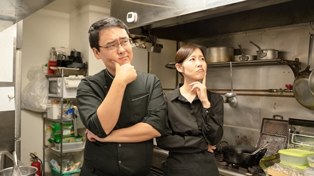 首をかしげる従業員の様子