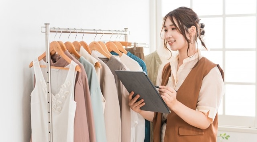 アパレルショップで働くマネキンのイメージ