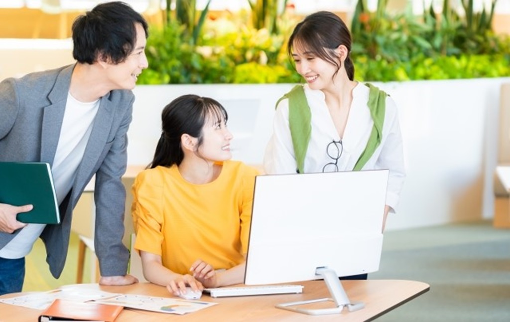 派遣社員同士で会話をする様子