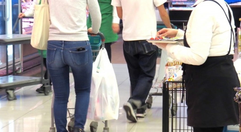 マネキンスタッフのいる百貨店を切り取ったイメージ