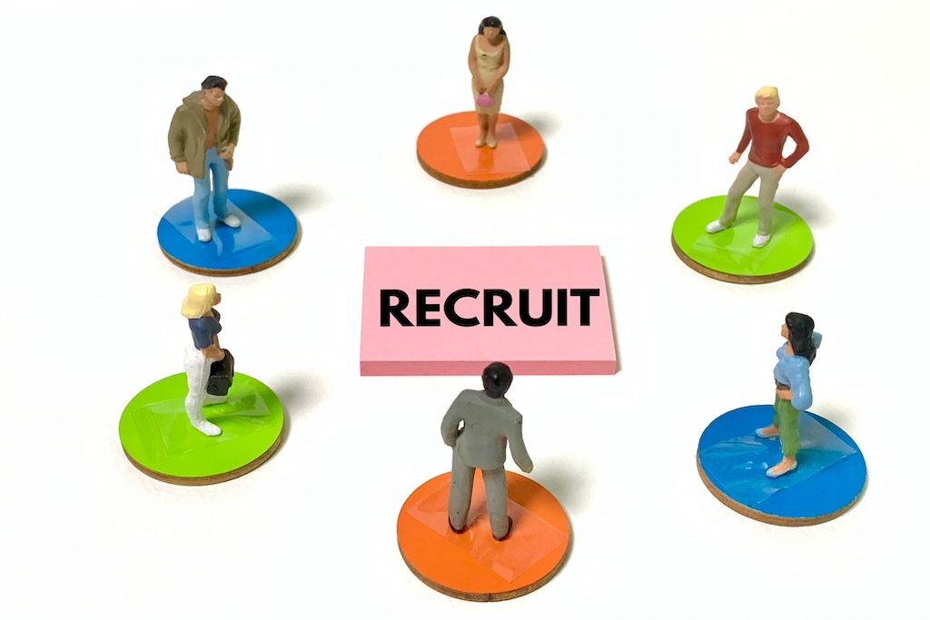 求職者に囲まれたRECRUITの文字