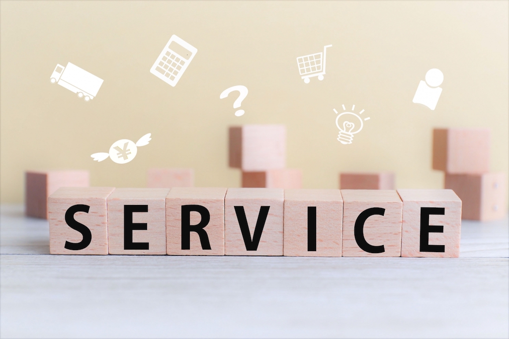 積み木に書かれたSERVICEの文字