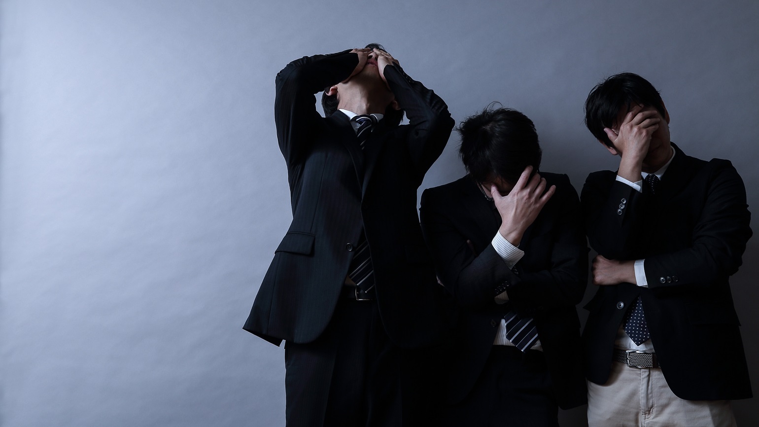 退職者が多い会社は、大抵、環境や体制に問題を抱えています。また、根本原因を放置したままの会社も多い印象です。そうした組織では、人材の流出が相次ぐのも無理はないでしょう。本記事では、退職者が多い会社の特徴を明らかにし、その原因を深掘りするとともに、具体的な改善策について解説します。もしも退職者の多さや離職率の高さが気になるようなら、ぜひ参考にしてみてください。