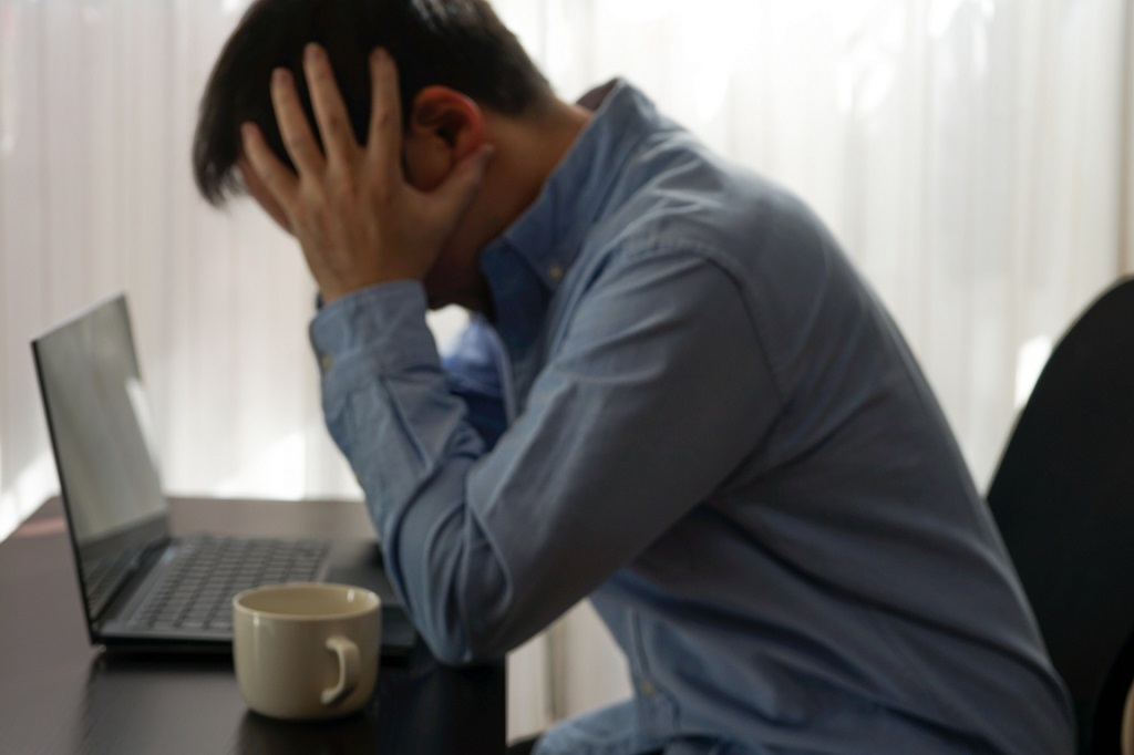 会社を辞めたいと思い悩む人