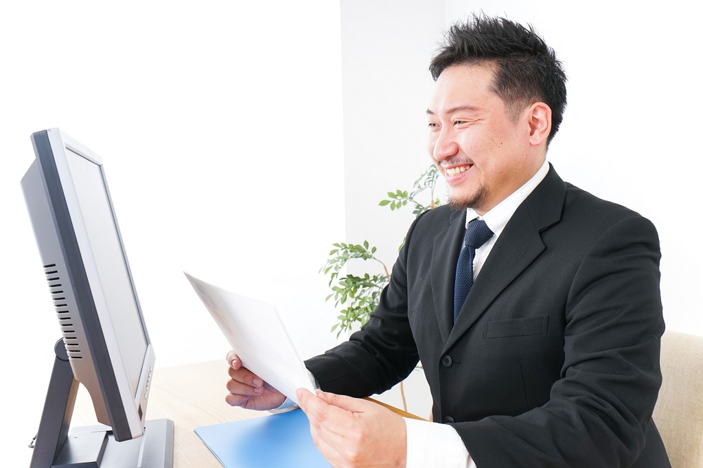 仕事中の採用担当者