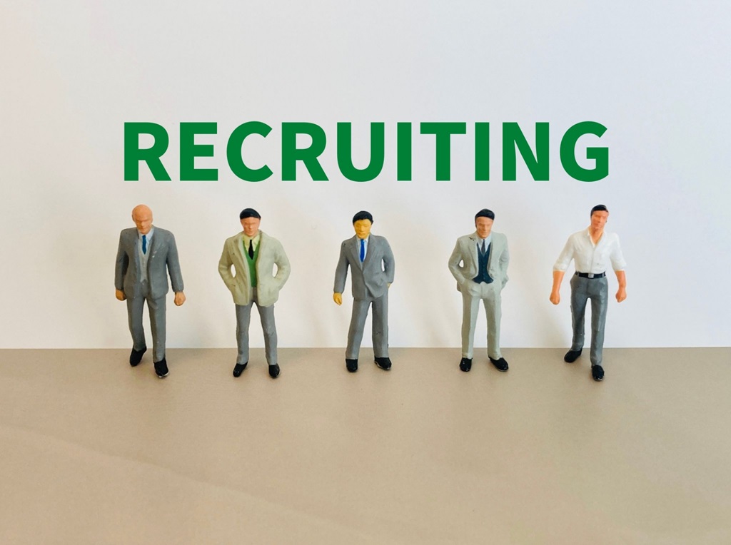 RECRUITINGの文字と人形