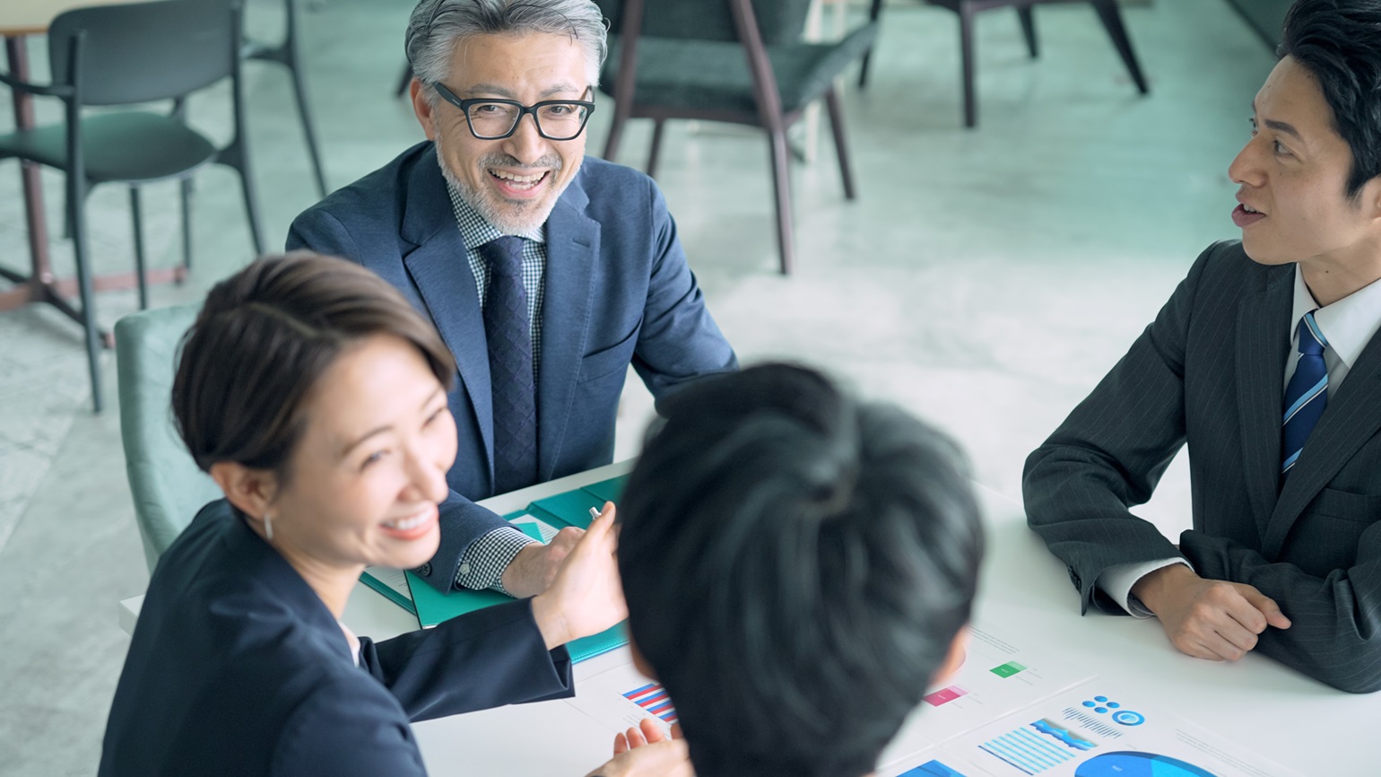 求人での年齢制限は原則として禁止されています。が、実際には、たとえば若手人材がほしいといった年齢に関する要望もあるはずです。そのうえで求人情報にどう落とし込めばよいのか苦慮されている採用担当者も少なくないように見受けられます。本記事では、求人募集における年齢制限について解説。禁じられるようになった理由に加えて例外的に認められるケースとその書き方も取り上げます。ぜひ、参考にしてみてください。