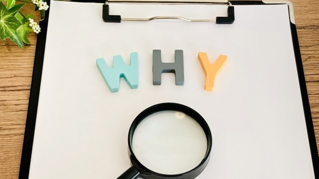 WHYの文字と虫眼鏡