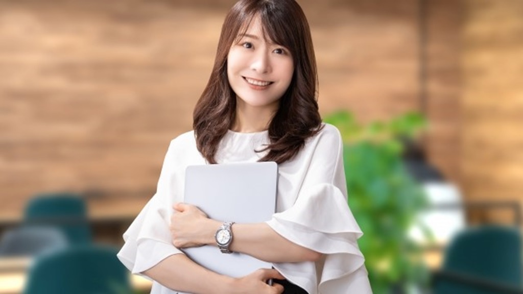 人材紹介会社で働く笑顔の女性