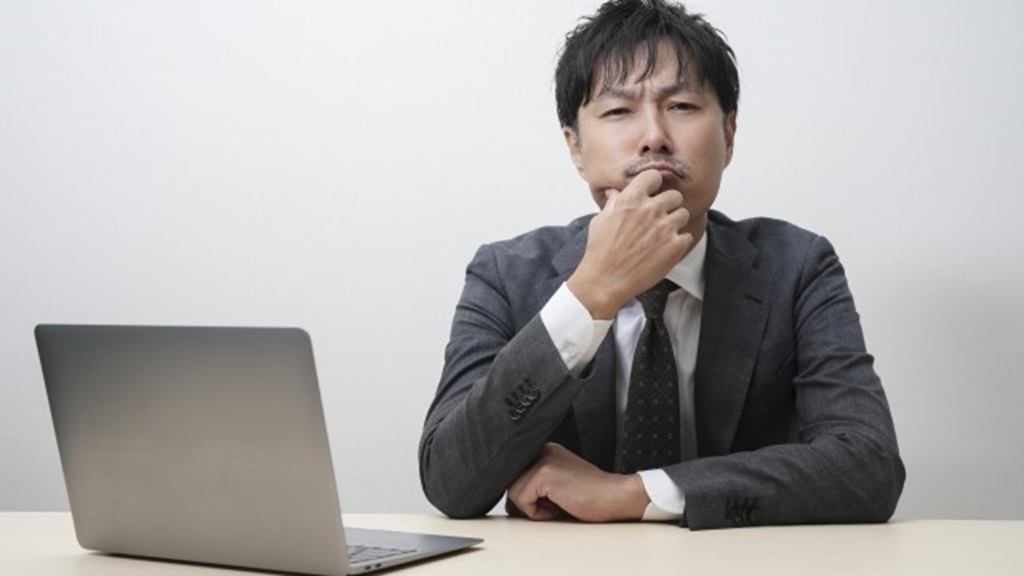 悩みを抱えている人事担当者の様子をイメージ