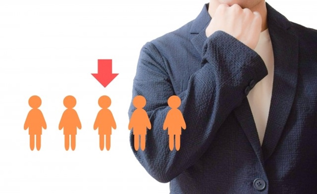 候補者として人材を選定する様子