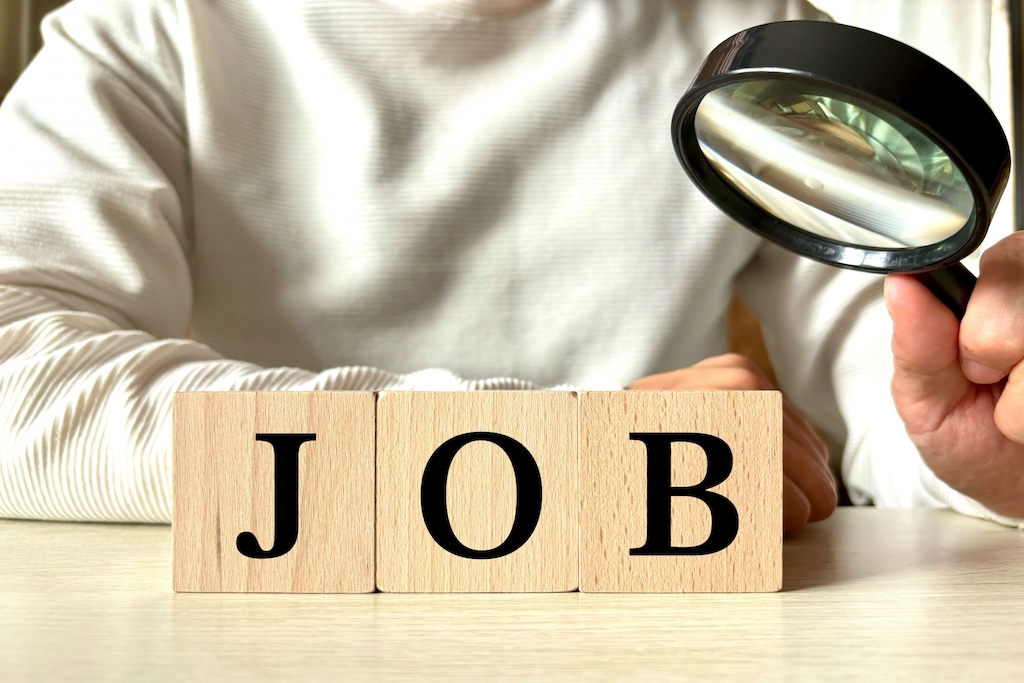 JOBの文字に虫眼鏡をかざして求職を表現