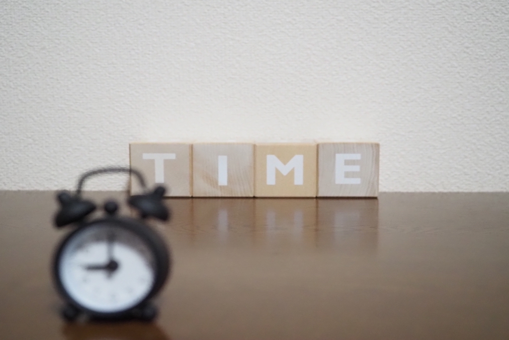 TIMEの文字と時計で“時期”を表現