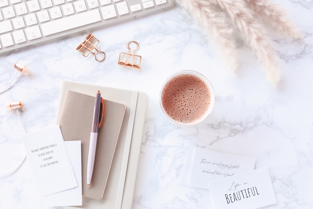 ブログ執筆を示唆するパソコンのキーボードを含んだデスク周り