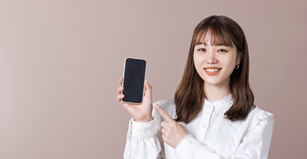 スマホで求人サービスを紹介する様子