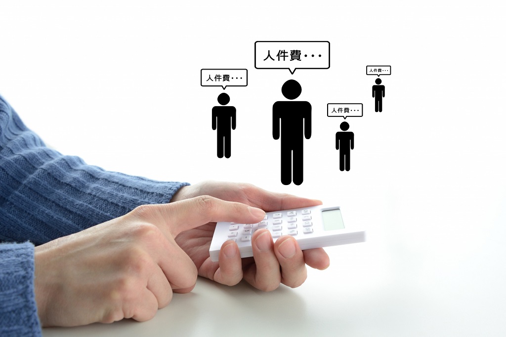 人件費を出すために電卓を打つ様子