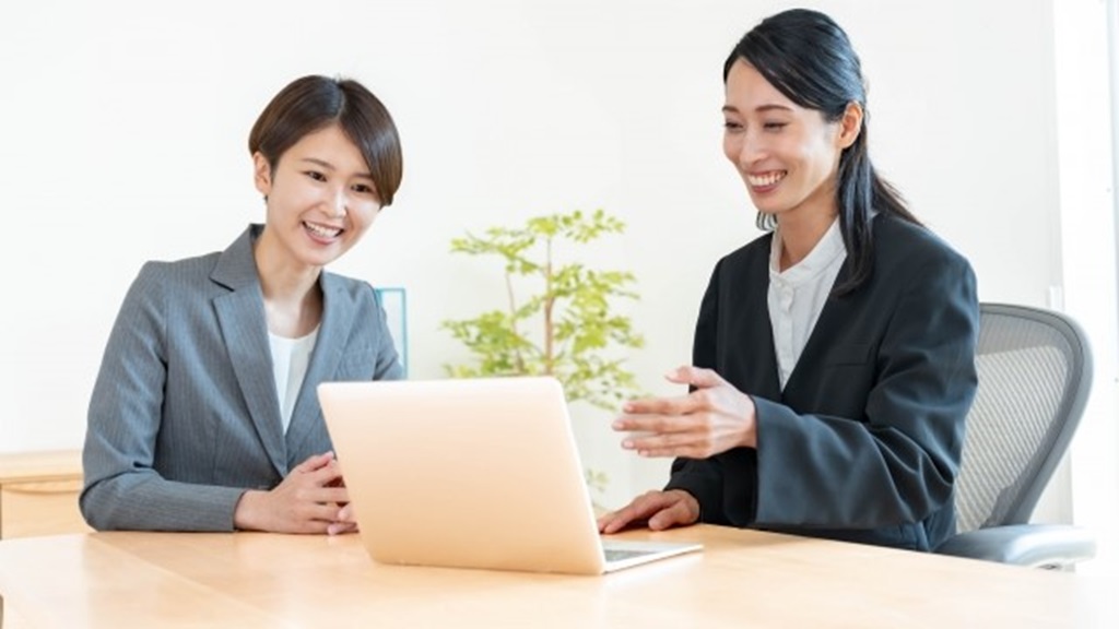 採用関連のミーティングをする様子