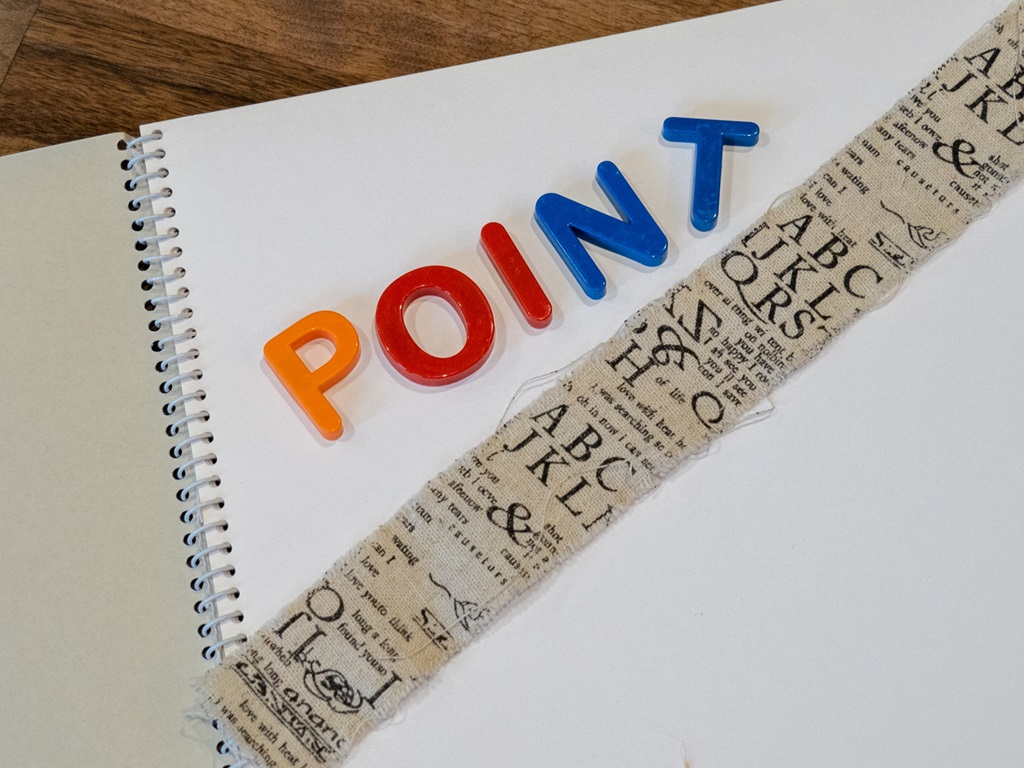 メタリックに表現されたPOINTの文字