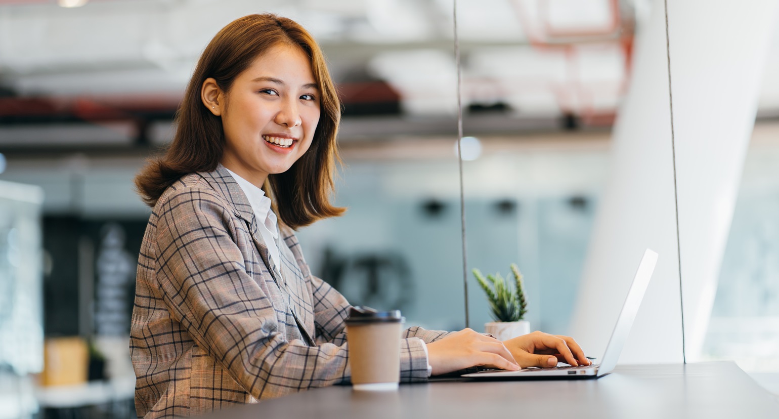 人材獲得競争が激化するなか、他社と差別化を図る意味でも柔軟な採用戦略が求められています。実際に、一風変わった採用へと舵を切る企業も少なくありません。本記事では、そうしたユニークな採用方法をご紹介。それらがもたらすメリット、考慮すべき懸念点も整理しながら、成果につなげるにはどうすればよいか、くわしく解説します。