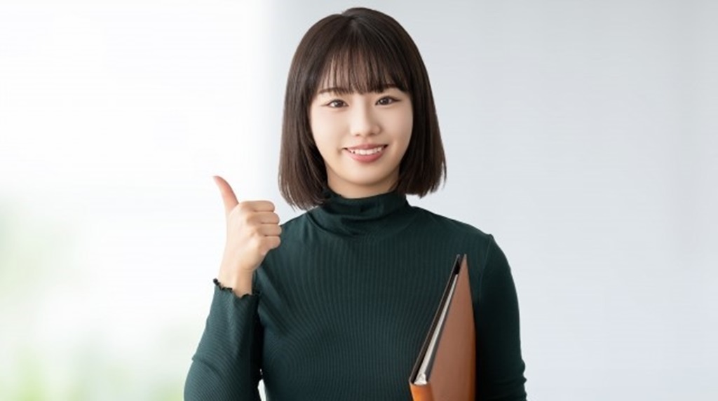 いいねポーズをする採用担当の女性