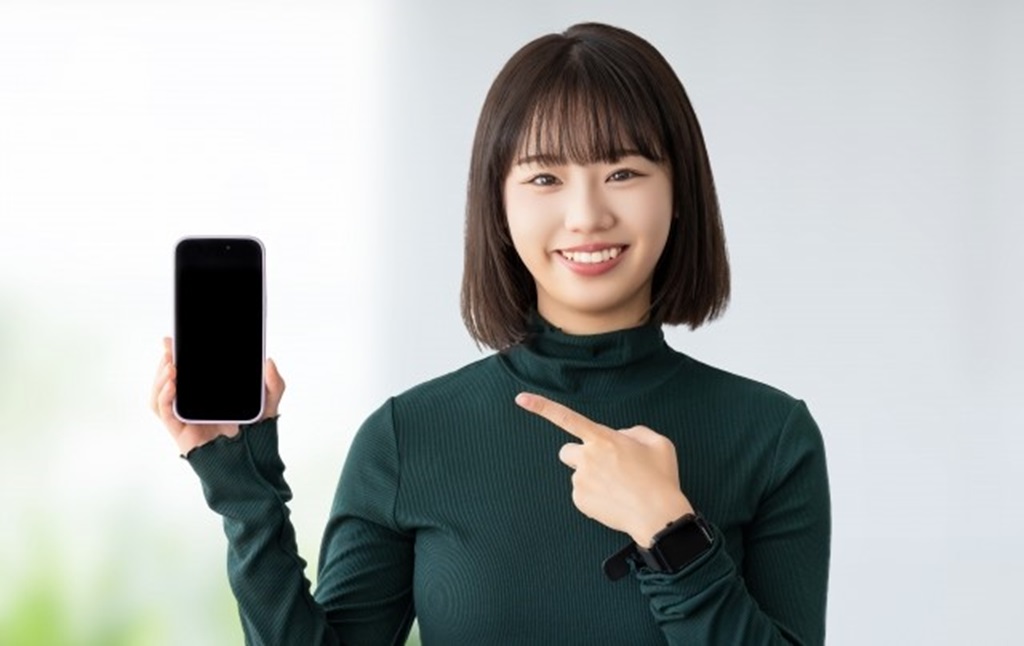 スマホを指さす人事担当者