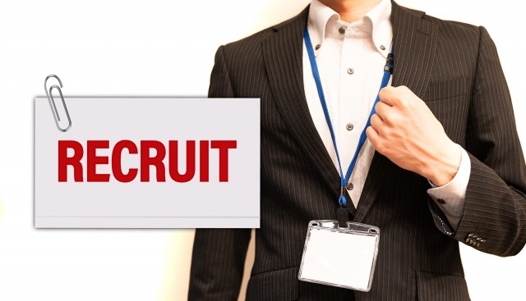 採用を表象する従業員とRECRUITの文字