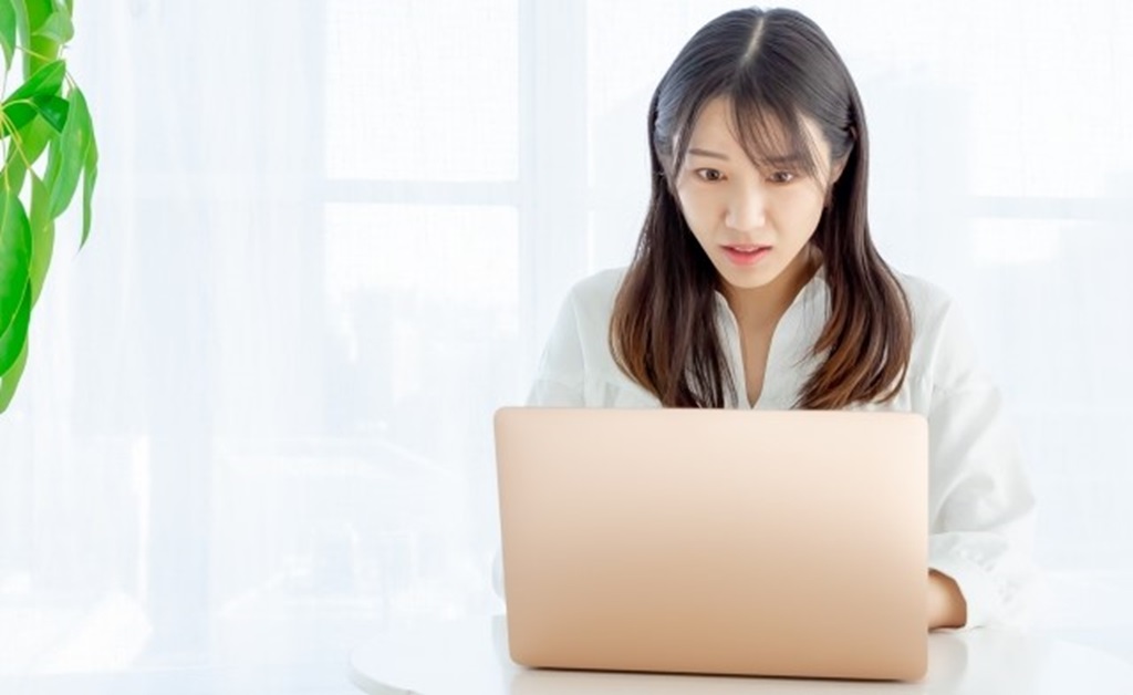 メールを見て愕然とする女性の様子