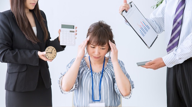 激務に追われる採用担当者のイメージ