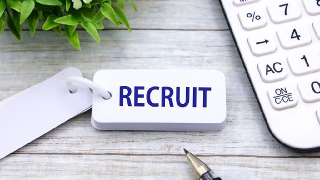 採用業務を示唆する電卓とRECRUITの文字