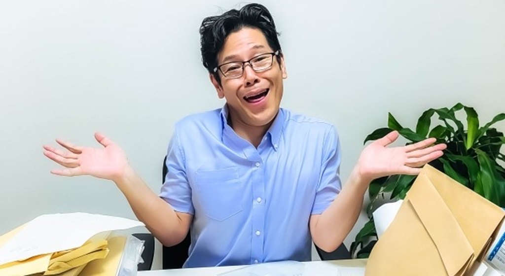 激務に追われている採用担当者の男性