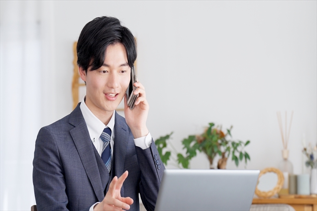 採用担当者が電話する様子