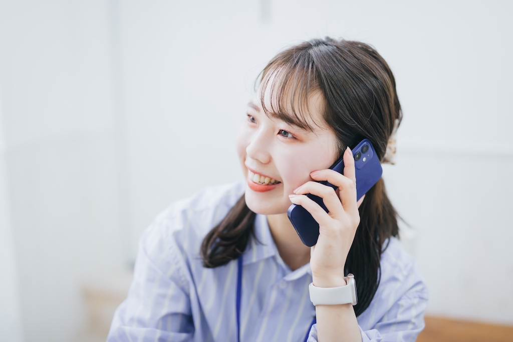 求人応募の電話をする女性