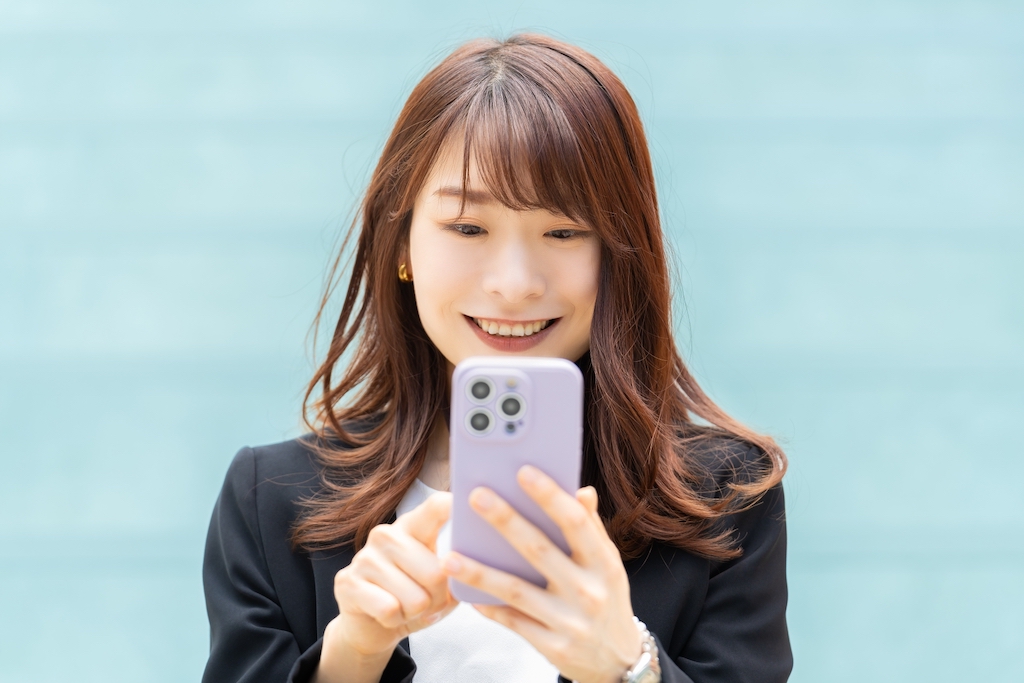 求人の応募者に電話をかけなおす採用担当者