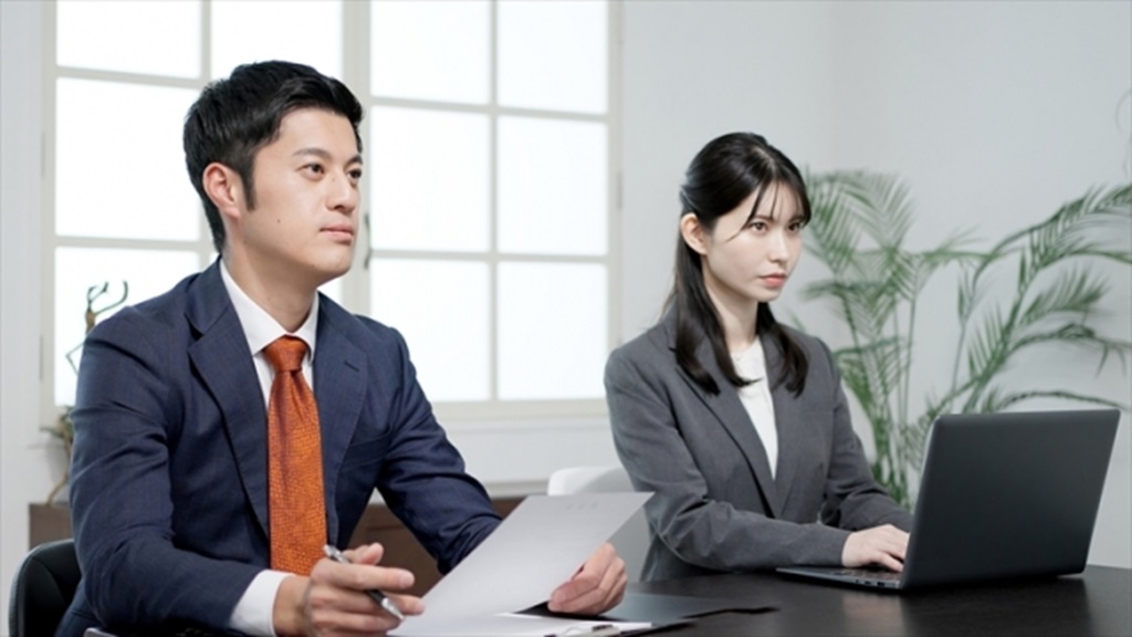 応募者の希望を聞く面接官の様子