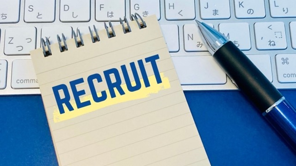 メモ帳に書かれたRECRUITの文字