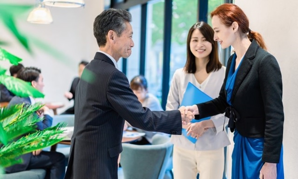 新入社員を迎え入れる様子