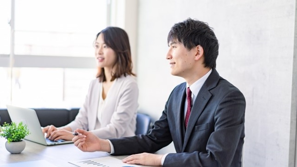 丁重に話を聞く面接官の様子
