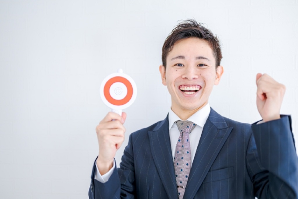 メリットを挙げるビジネスパーソン