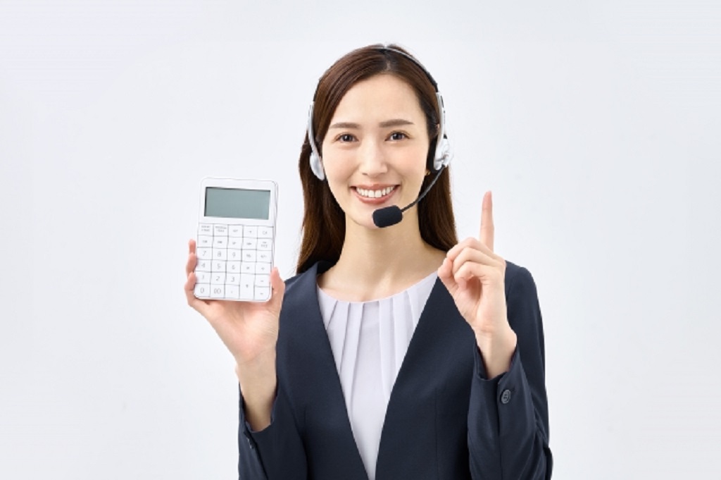電卓を持つ女性