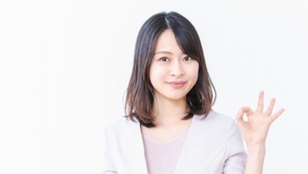 サービスを紹介する女性のイメージ